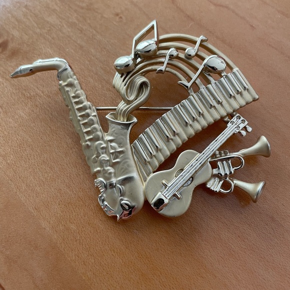 Vintage AJC Saxophone Brooch Gold Tone Metal Musical Notes Music Piano Jazz Pin - Picture 1 of 3
